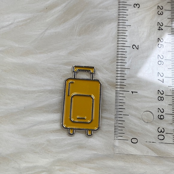 Luggage enamel pin - Picture 3 of 4